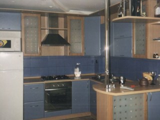 В данной кухне применены комбинированные фасады: рамочные из МДФ рамок со стеклом и МДФ с пленкой ПВХ.