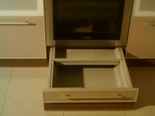 Двухярусный ящик под духовым шкафом позволяет хранить сковороды,противни,решетки,а также различную кухонную утварь.